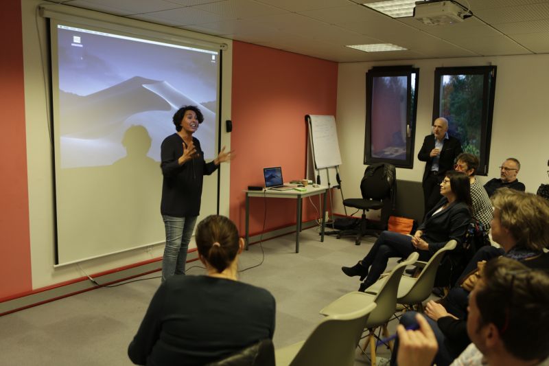 Carole Lacaze, dirigeante de l'organisme de formation Tucetoo, en conférence devant un public